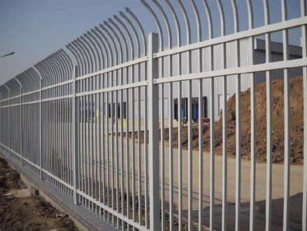 單向彎防攀爬鋅鋼護(hù)欄鋅鋼圍墻護(hù)欄