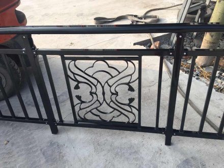 陽臺(tái)護(hù)欄有哪些樣式？陽臺(tái)護(hù)欄樣式如下：