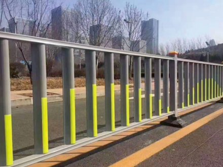 道路護(hù)欄縫隙應(yīng)按什么間距標(biāo)準(zhǔn)才安全