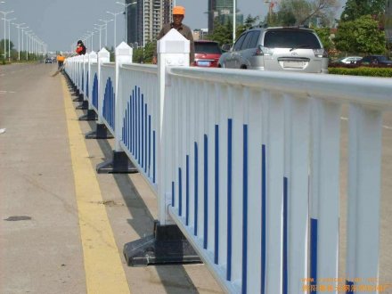 道路護欄怎么賣的？多少錢？